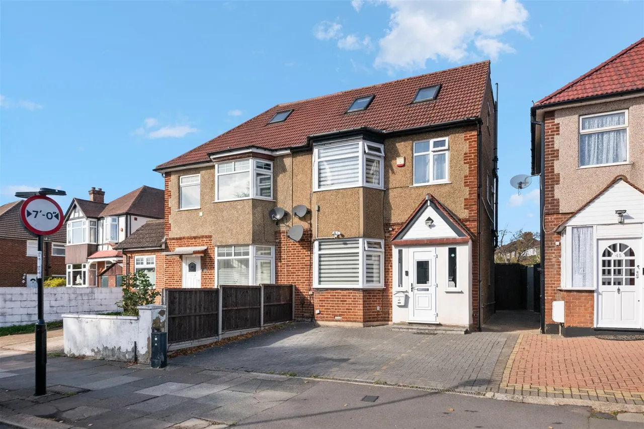 Wood End Lane, Northolt, photo 19