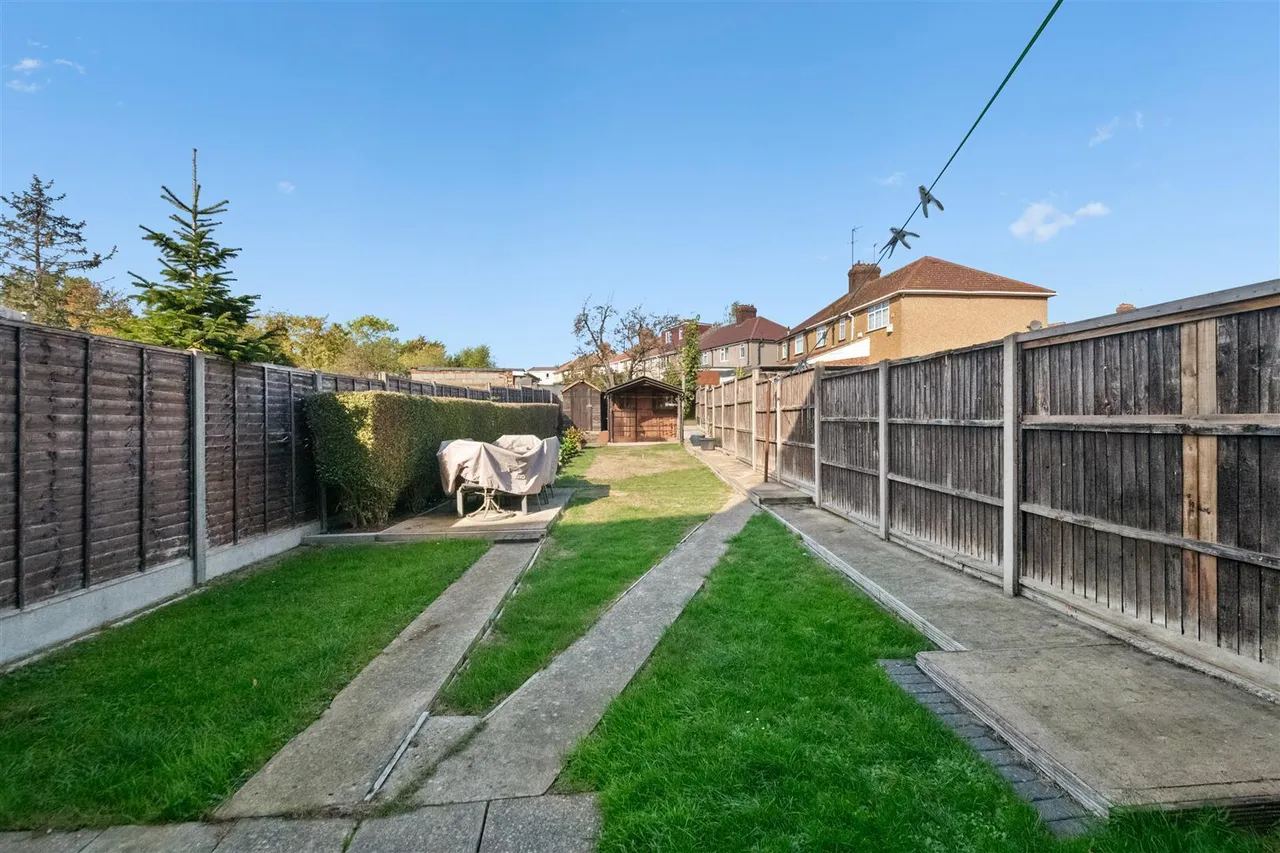 Wood End Lane, Northolt, photo 8