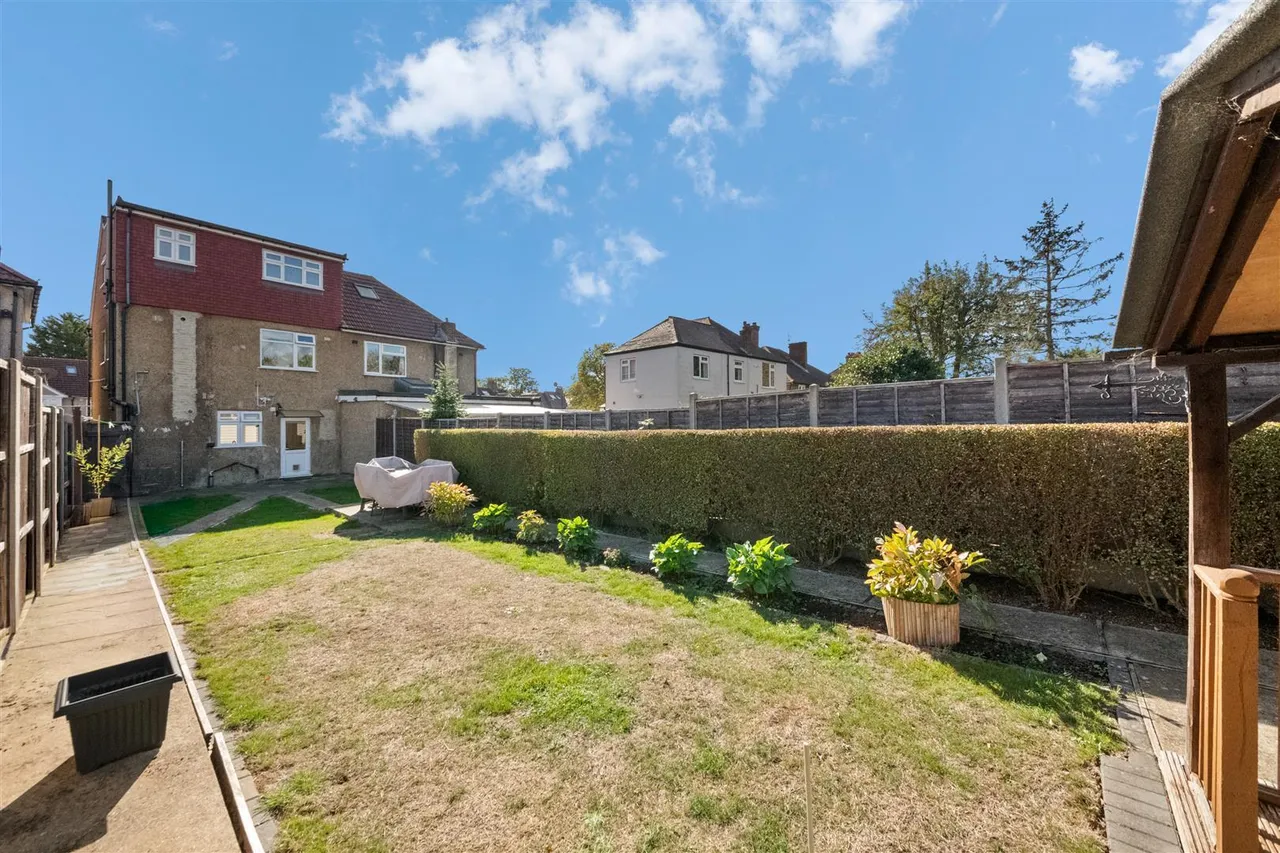 Wood End Lane, Northolt, photo 18