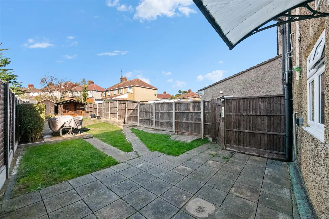 Wood End Lane, Northolt, photo 16