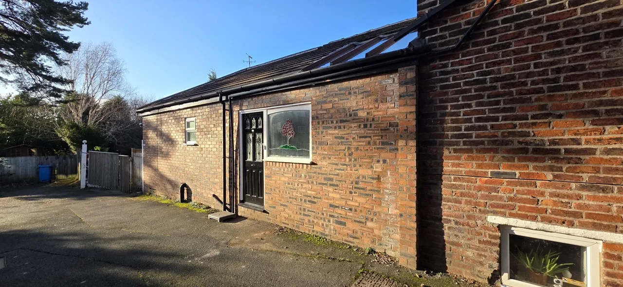 2 bed flat to rent — Buxton Road SK2