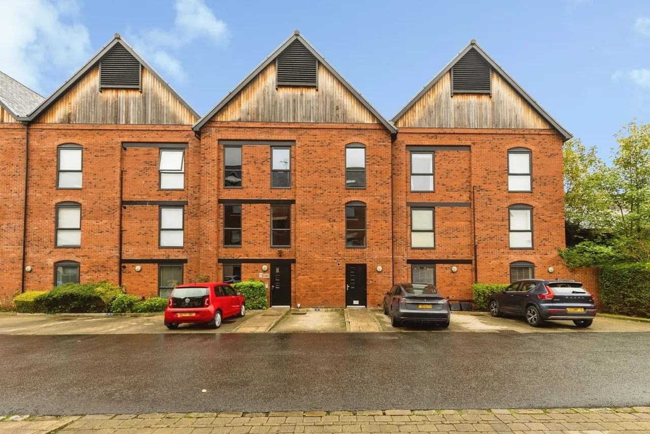 2 bed flat for sale, Upper Cambrian Road, CH1