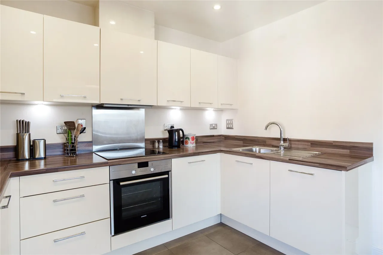 Scholars Place, Walton-on-Thames, KT12, photo 3