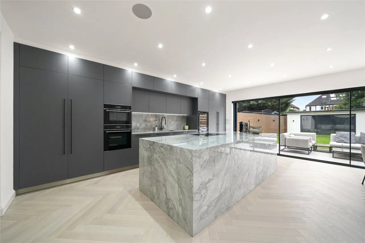 Couchmore Avenue, Esher, KT10, photo 2