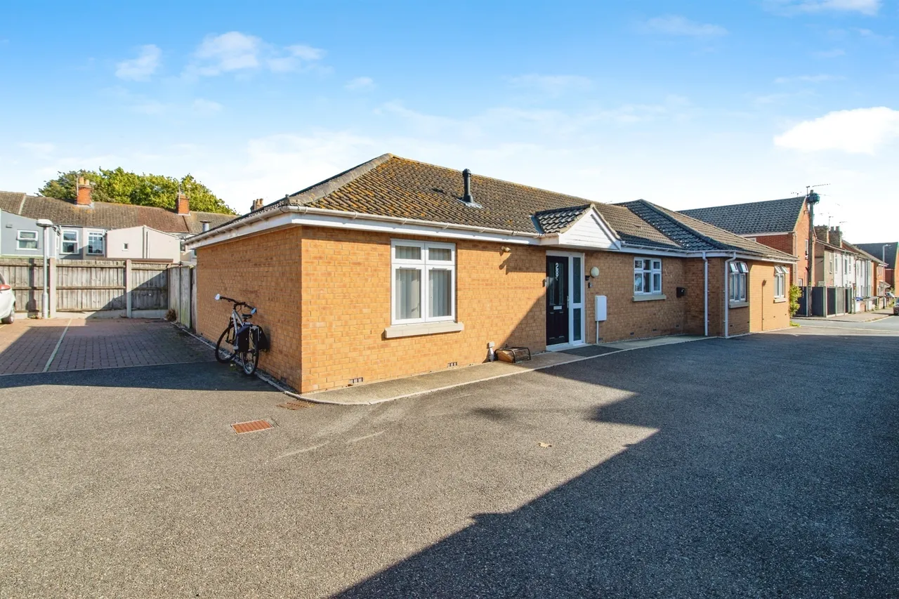 2 bed house for sale — Till Road, Lowestoft