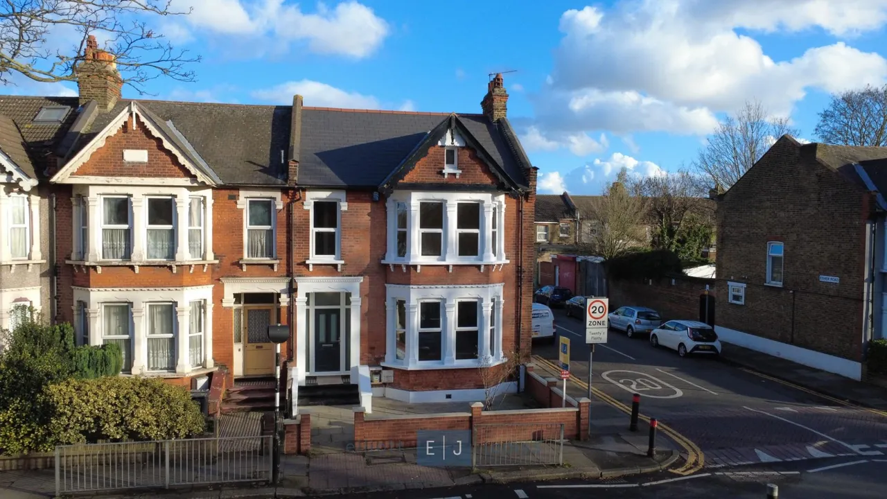 4 bed house to rent — South Park Drive, Seven Kings, Ilford