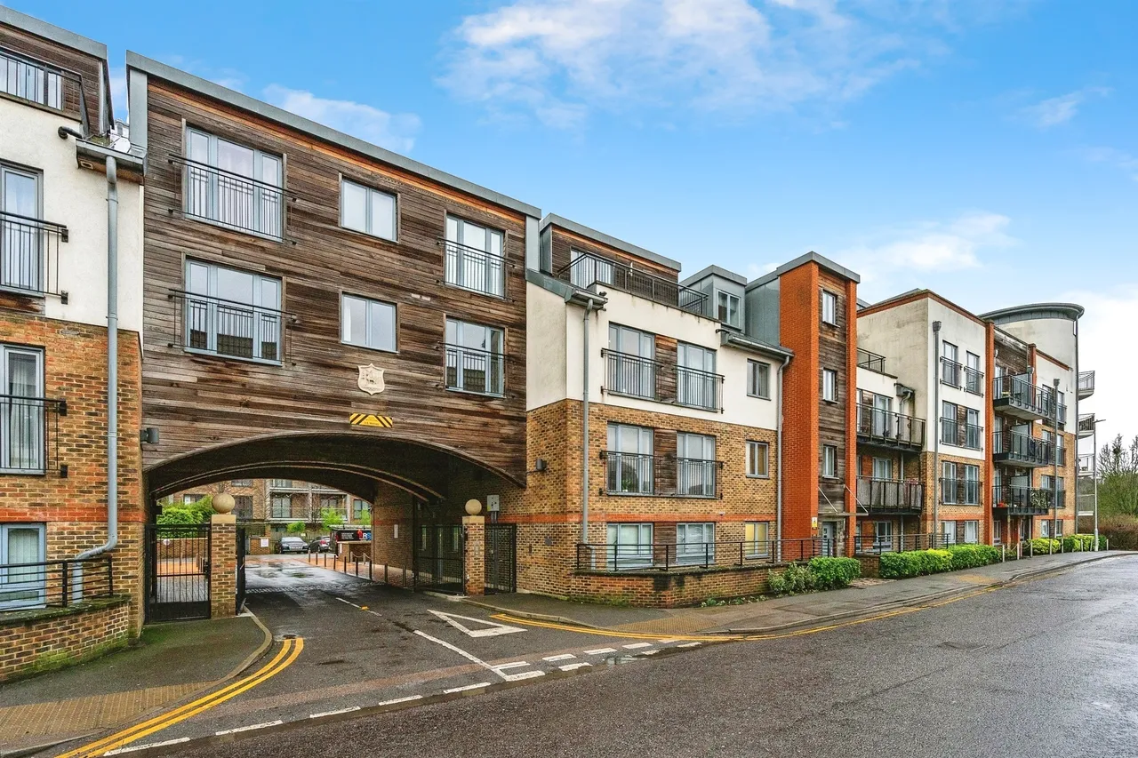 2 bed flat for sale — The Waterfront, Hertford
