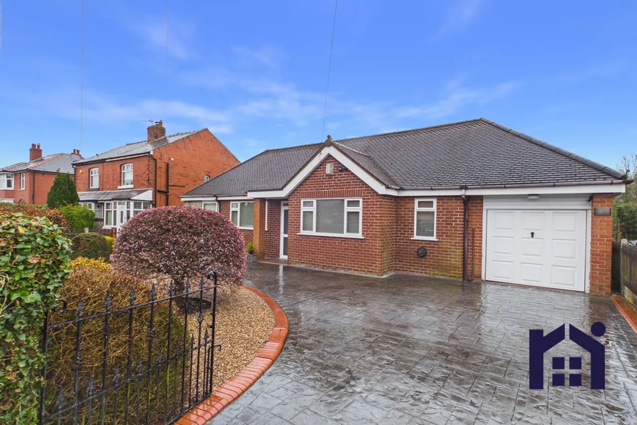 3 bed house for sale — Almond Brook Road, Standish, Wigan, WN6 0SR