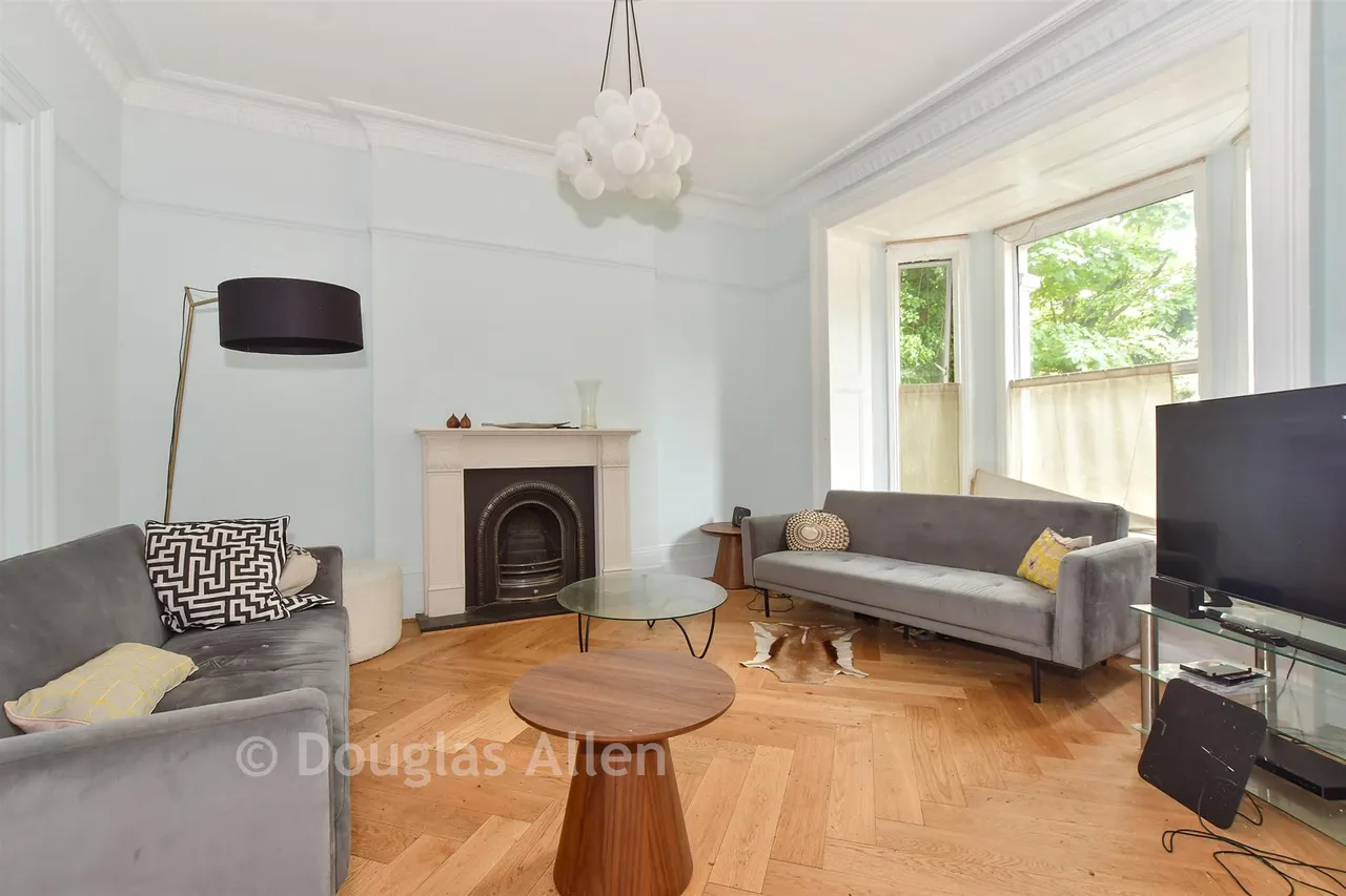 High Road, Buckhurst Hill, IG9, photo 2