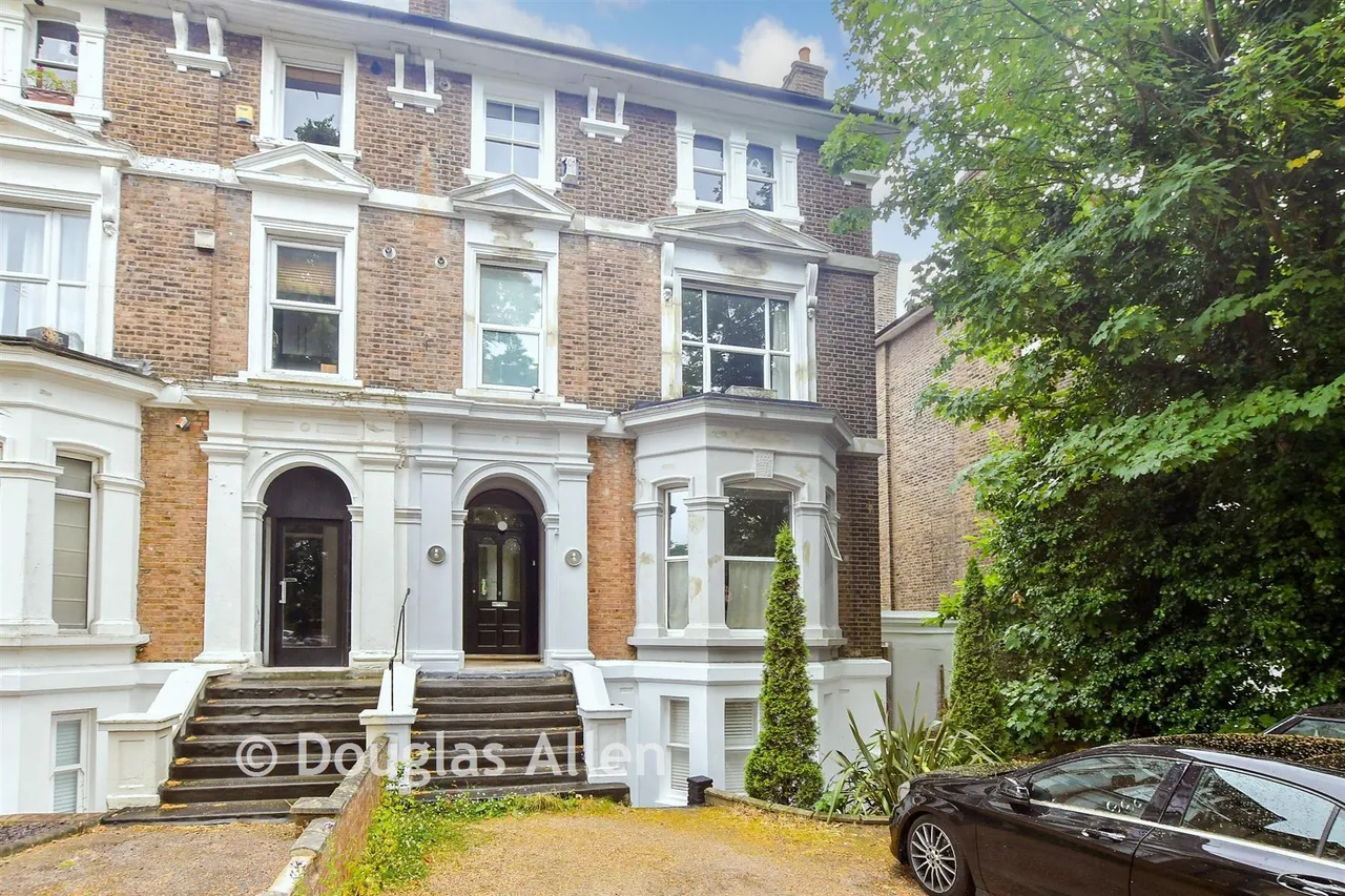 1 bed flat for sale, High Road, Buckhurst Hill, IG9