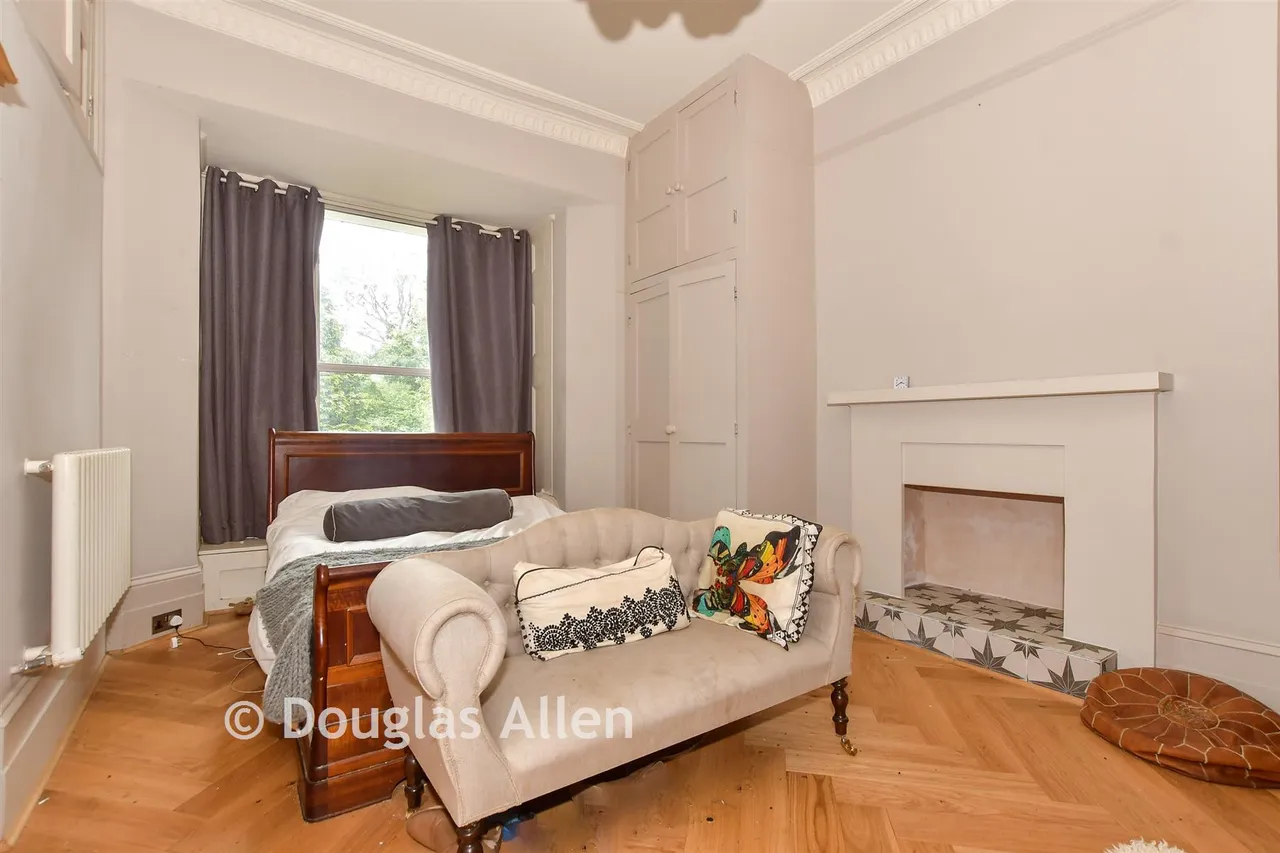 High Road, Buckhurst Hill, IG9, photo 5