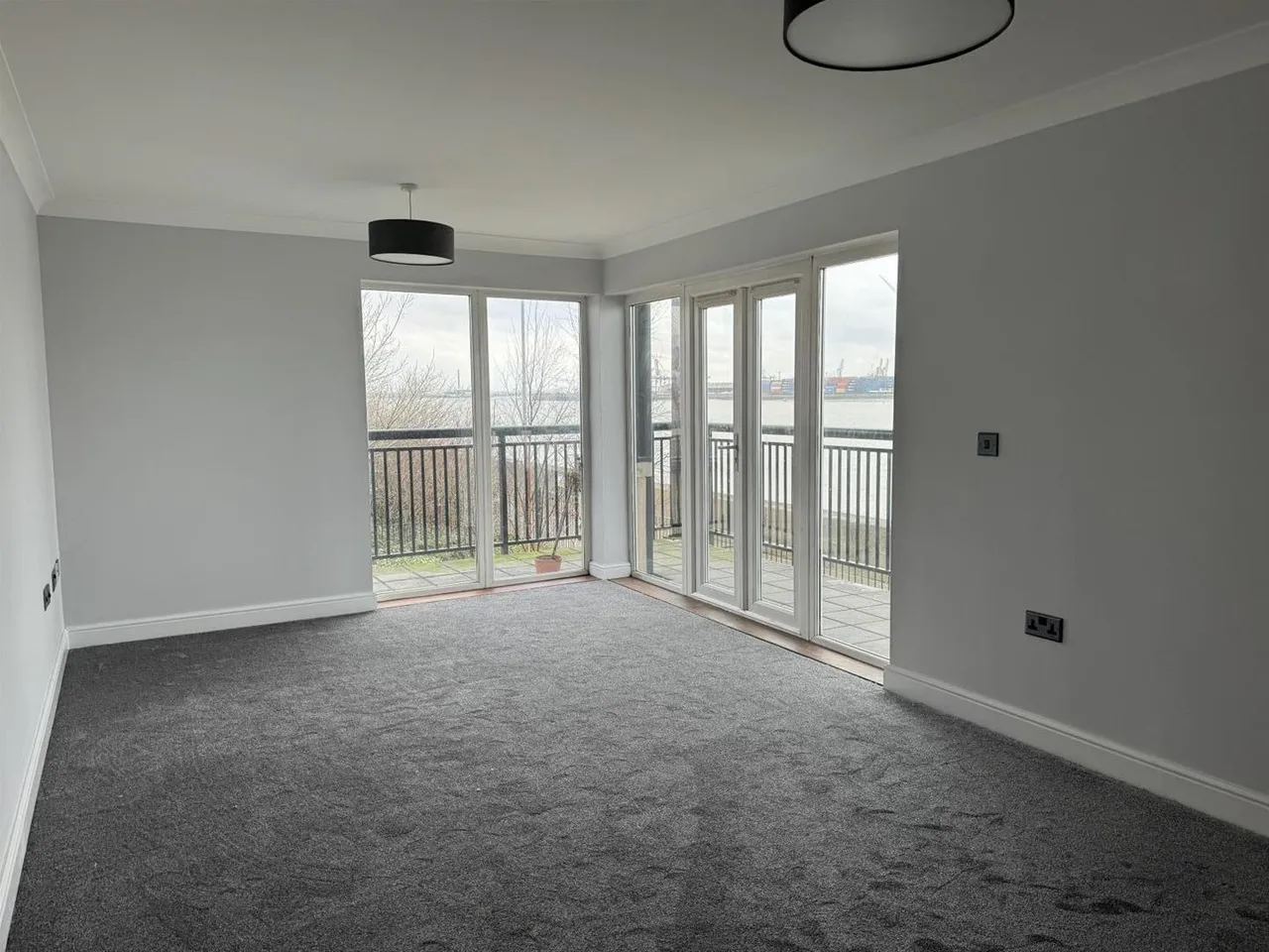 2 bed flat to rent — Clifton Marine Parade, Gravesend, Kent DA11 0DD