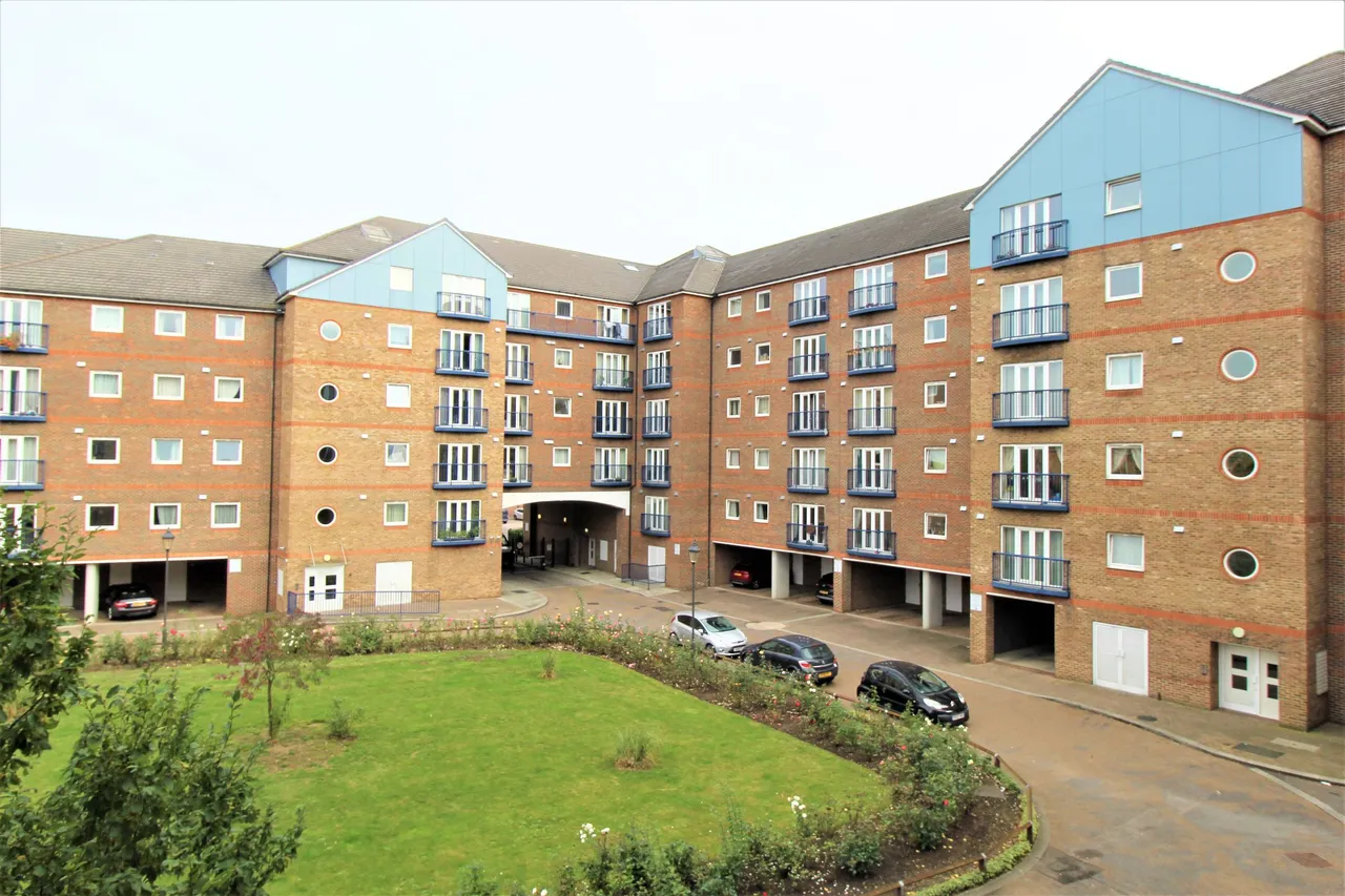 2 bed flat for sale — Argent Court, Grays, Essex, RM17 6QT