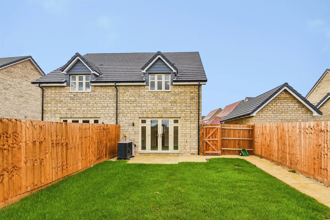 Cardiff Close, Patterdown, SN15, photo 9