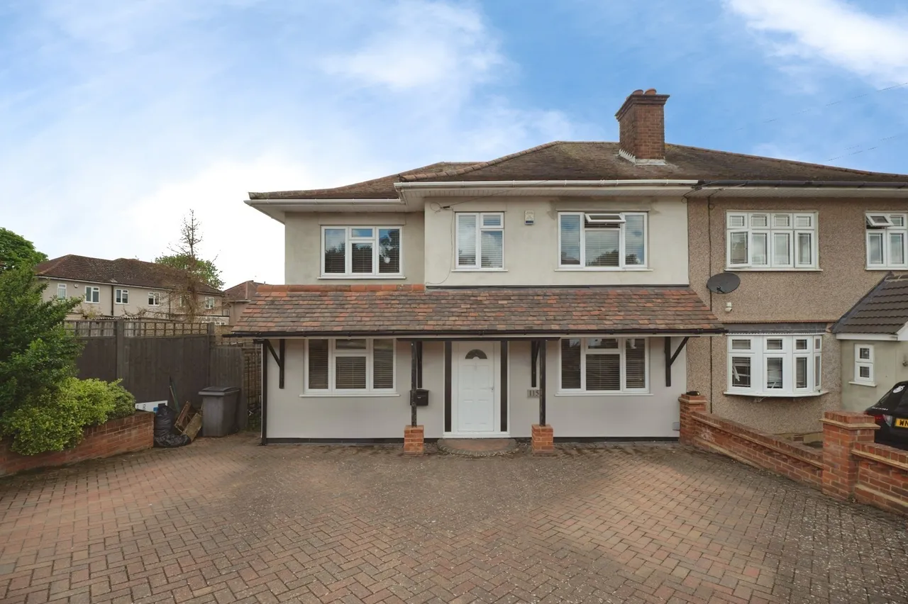 4 bed house for sale — Clockhouse Lane, Romford, RM5