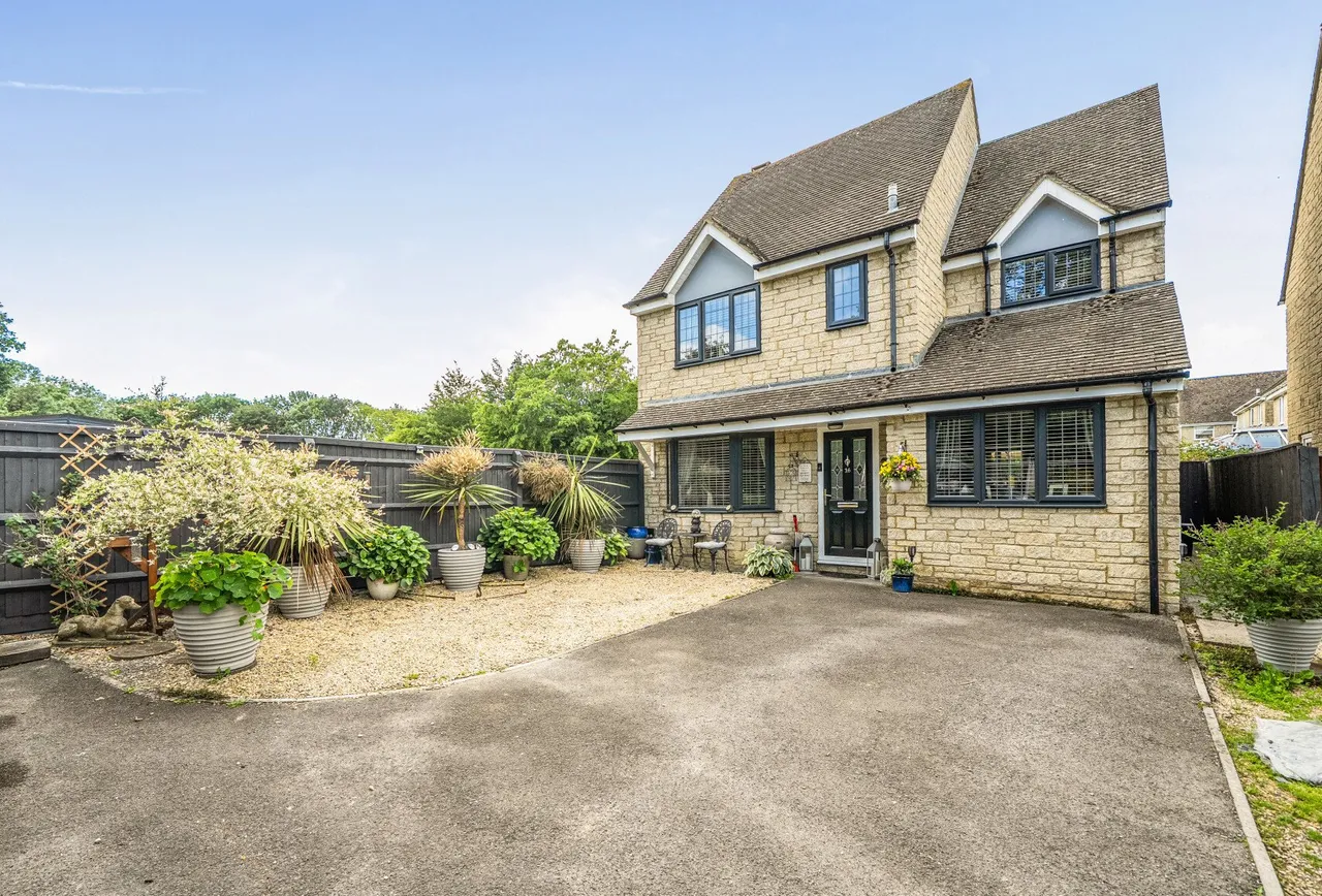 3 bed house for sale — Chedworth Drive, Witney, OX28 5FS