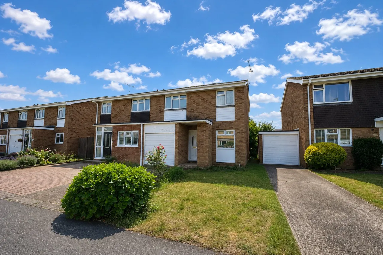 3 bed house for sale, Chatsworth Road, Farnborough, GU14