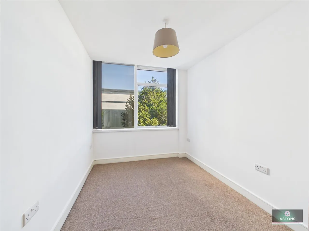 London Road, Lowfield Heath, photo 5