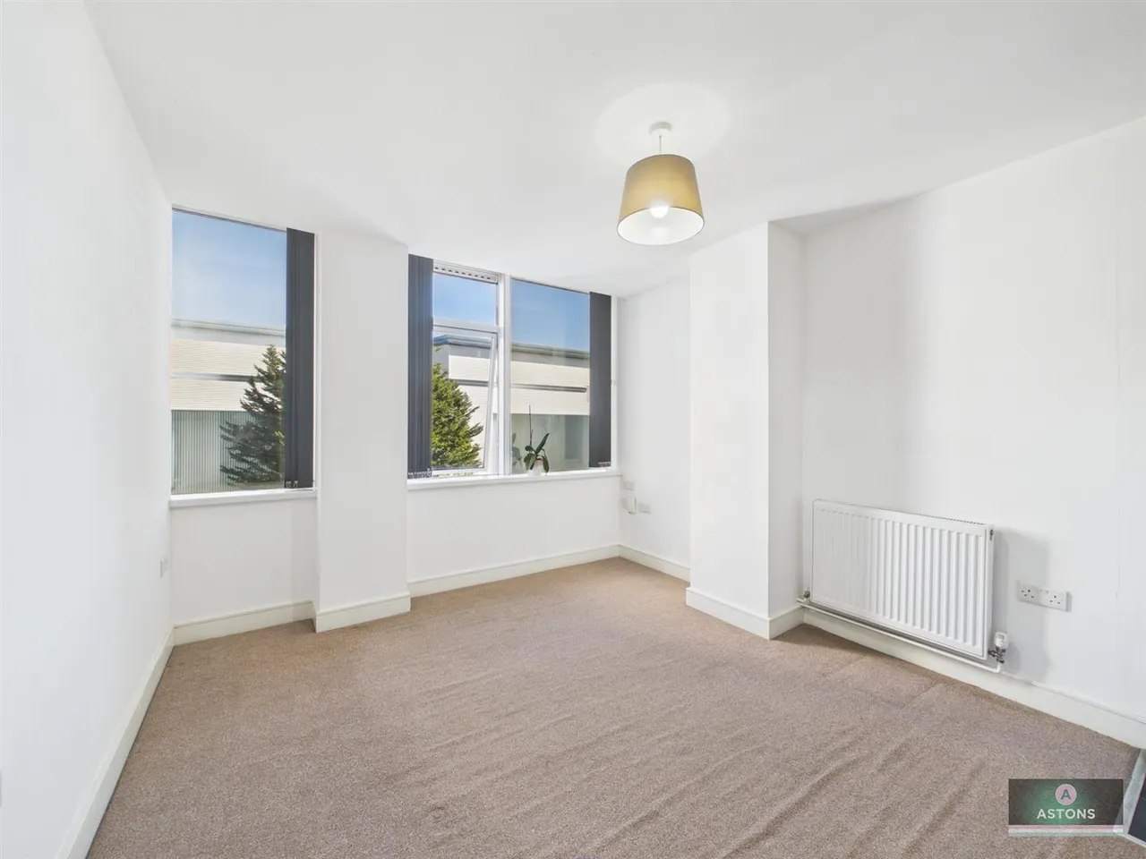 London Road, Lowfield Heath, photo 4