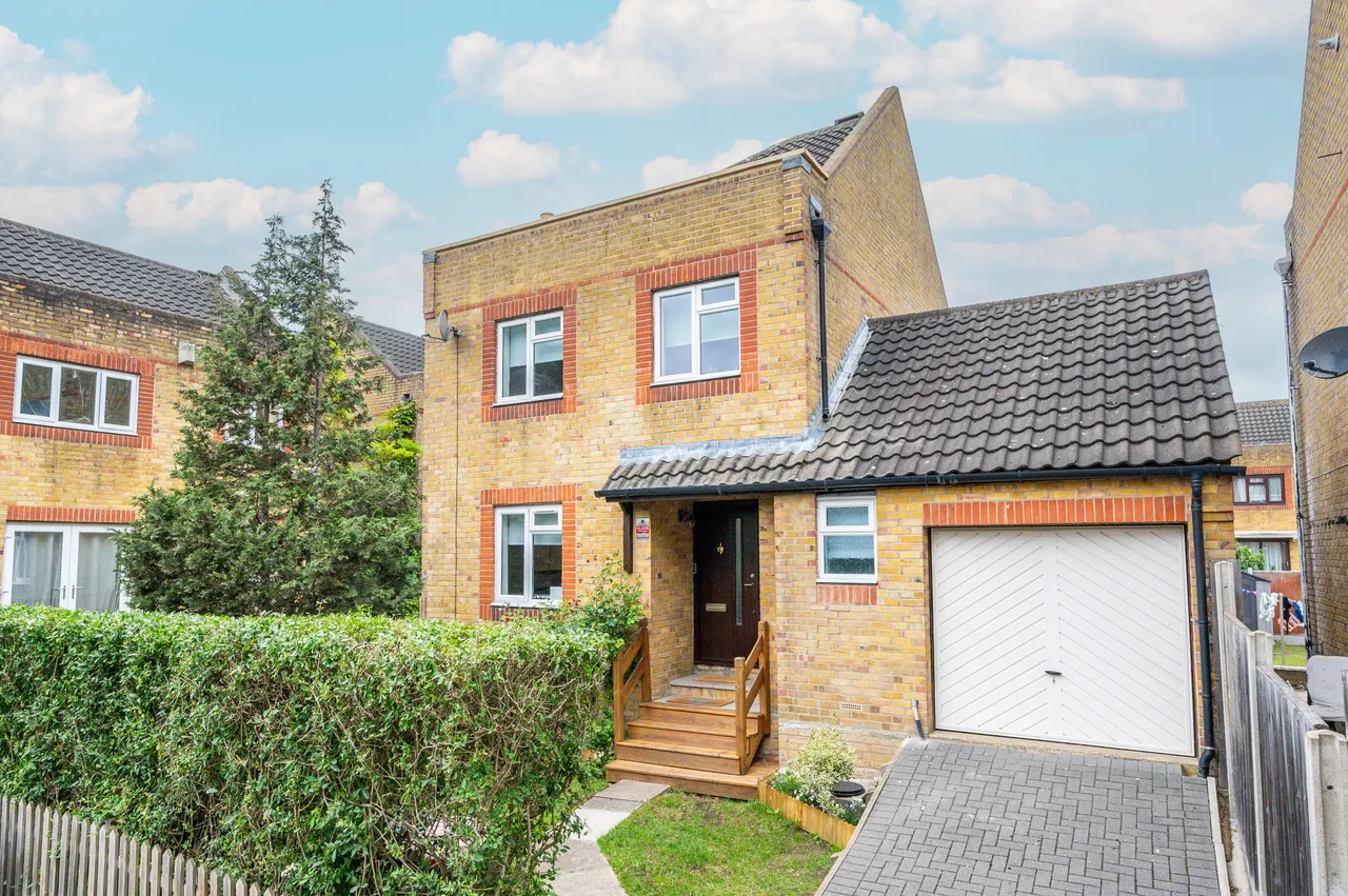 3 bed house for sale — 9 Wintergreen Close, London