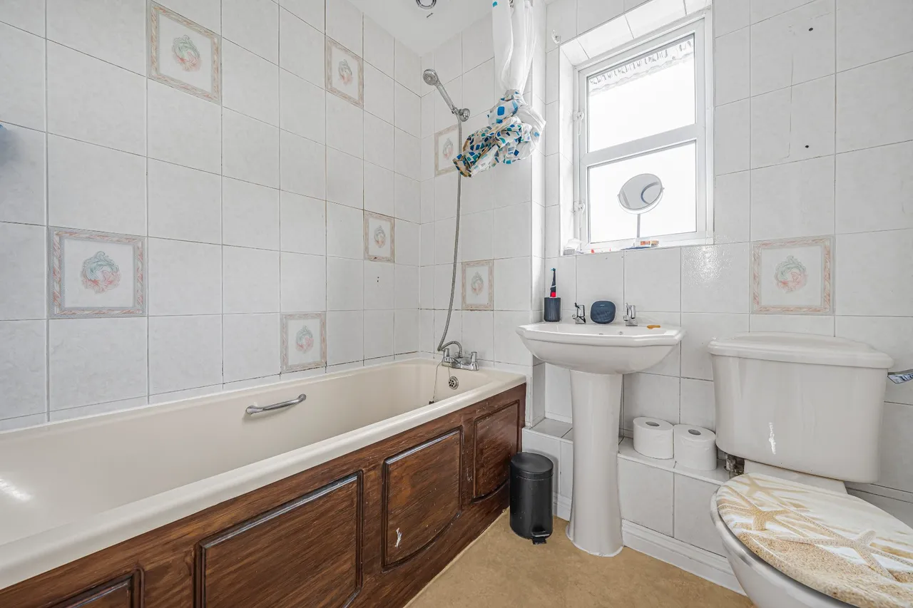 Riverview Gardens, Cobham, KT11, photo 8