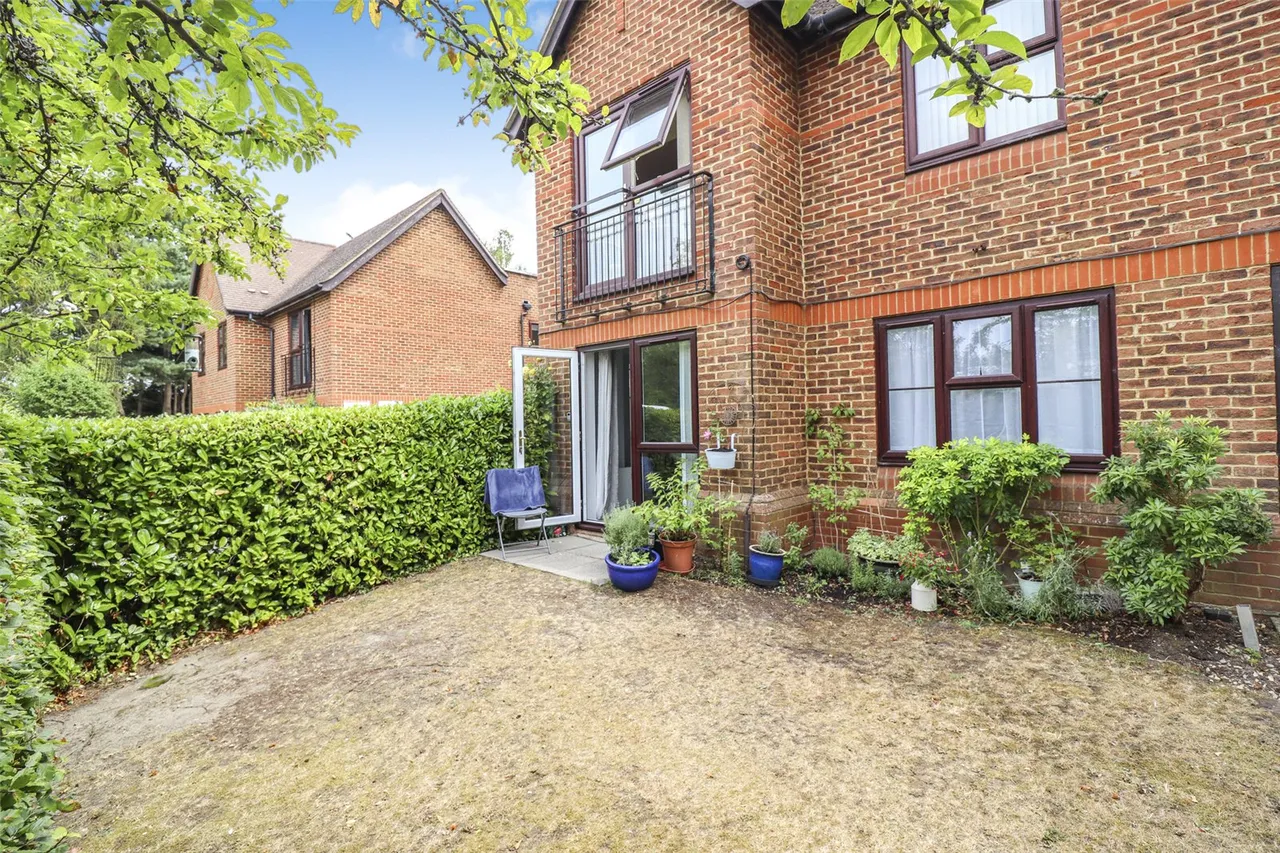Pinewood Court, Fleet, Hampshire, GU51 3BG, photo 9