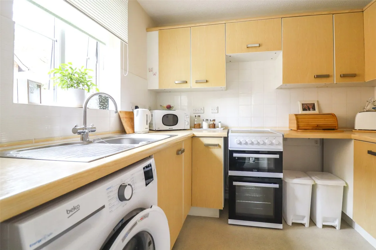 Pinewood Court, Fleet, Hampshire, GU51 3BG, photo 6
