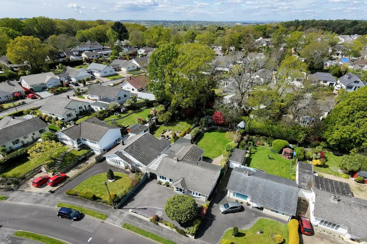Gallows Drive, West Parley, BH22, photo 16