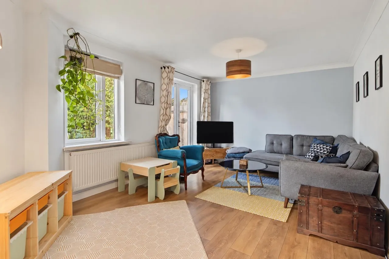 3 bed flat for sale, Westcroft Close, London, NW2