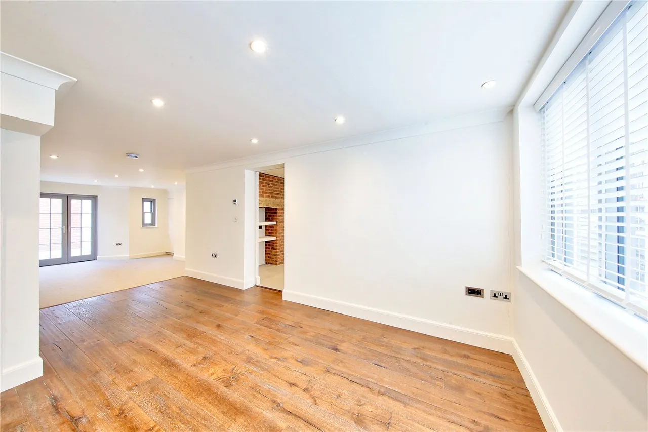 High Street, Hampton Wick, Kingston, KT1 4DB, photo 2