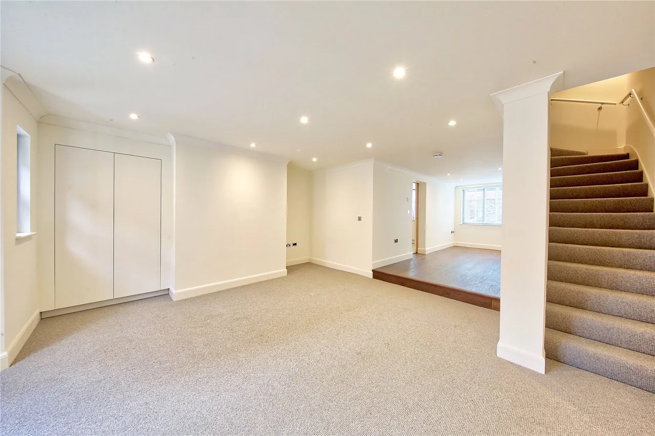 High Street, Hampton Wick, Kingston, KT1 4DB, photo 5