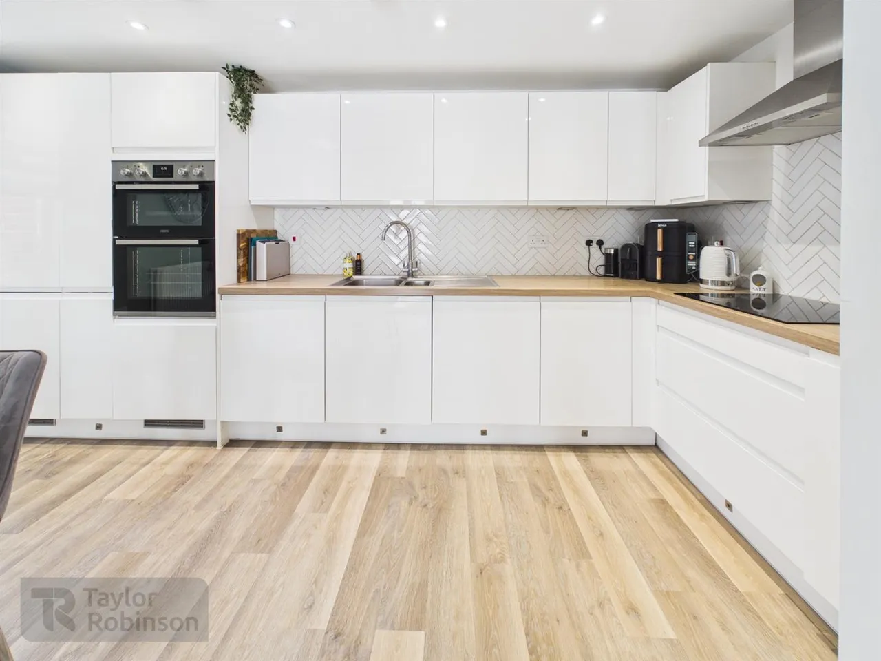 Oriel Close, Forge Wood, RH10, photo 4