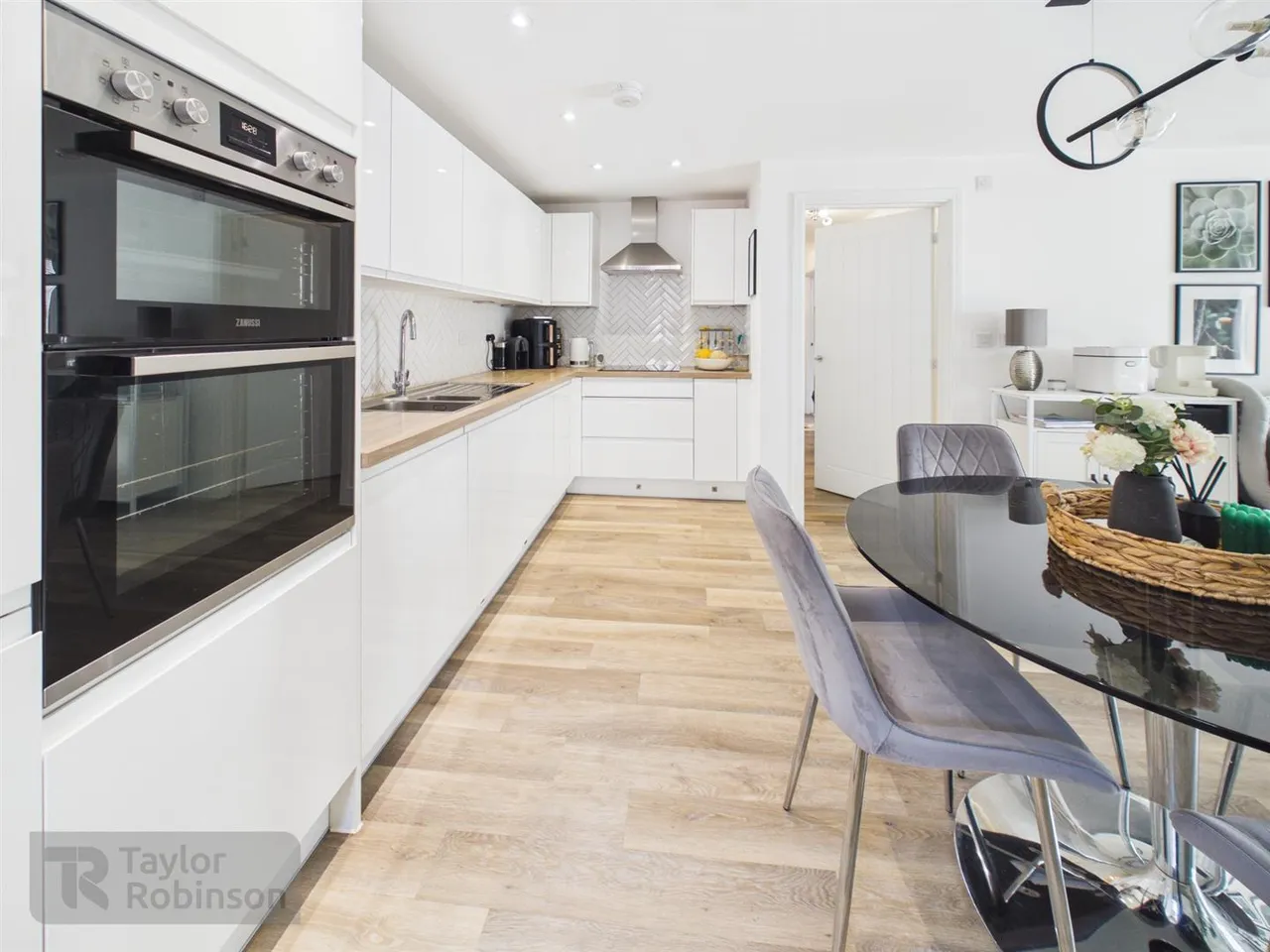 Oriel Close, Forge Wood, RH10, photo 5