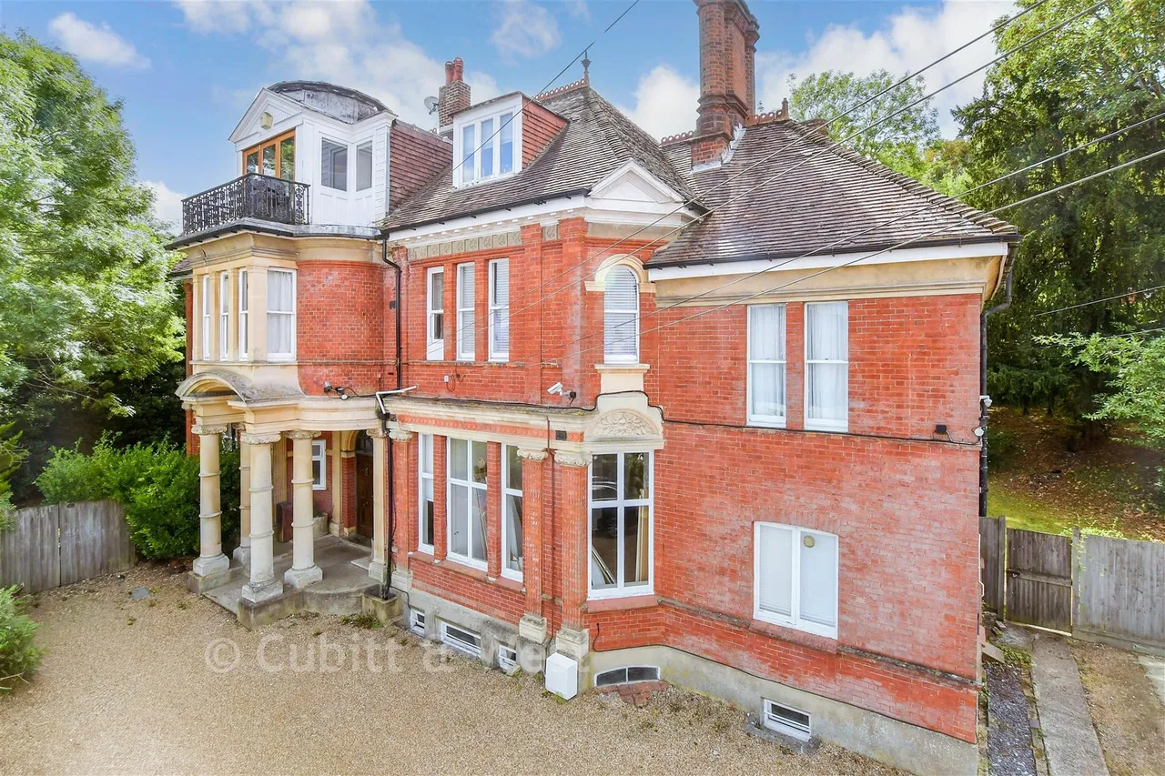 3 bed flat for sale, Frensham Road, Kenley, CR8