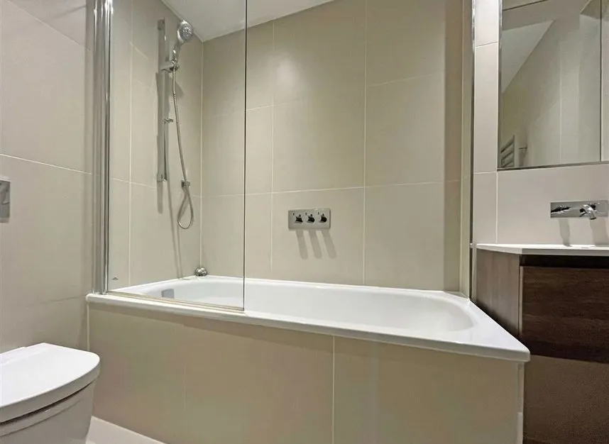 Kew Bridge Road, Brentford, TW8, photo 4