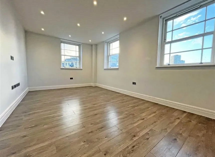 Kew Bridge Road, Brentford, TW8, photo 2