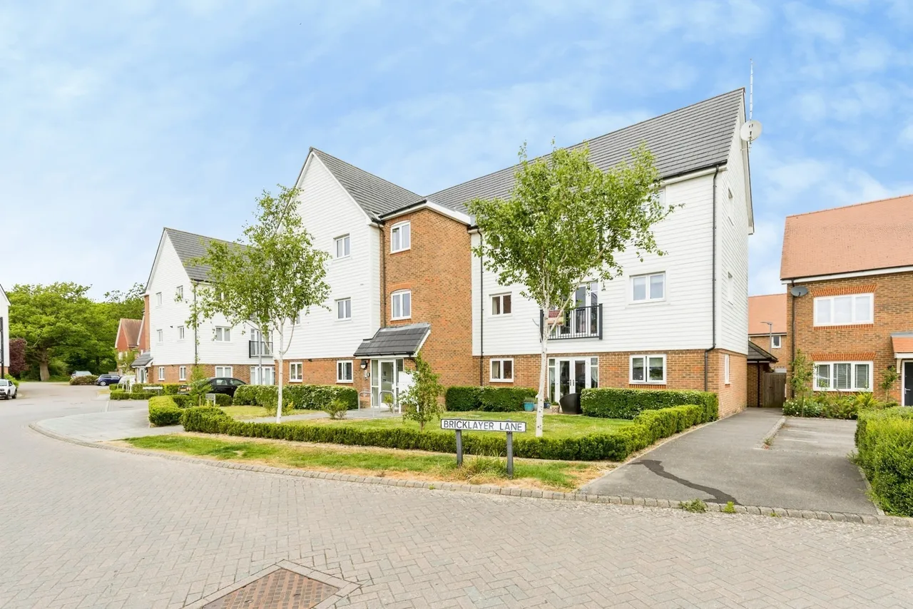 2 bed flat for sale, Bricklayer Lane, Faygate, RH12