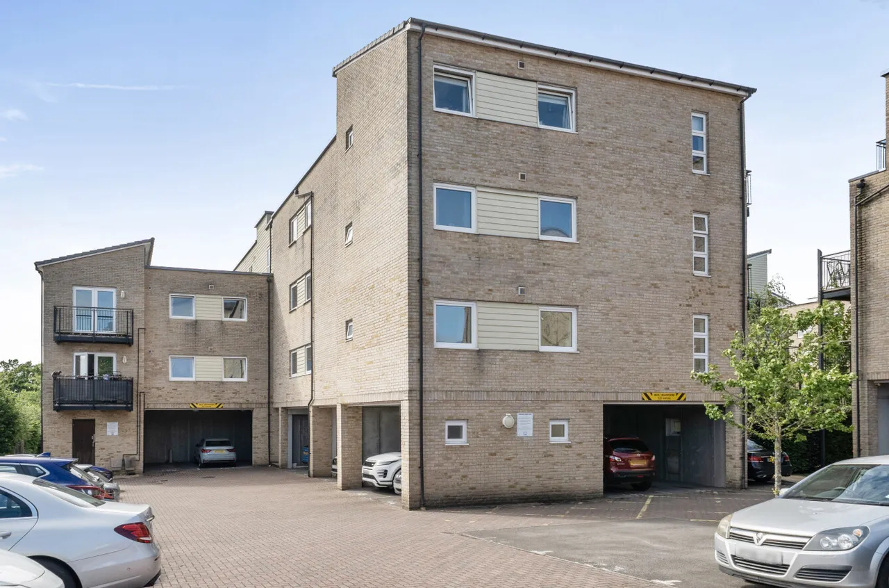 2 bed flat for sale, Hut Farm Place, Chandler's Ford, SO53