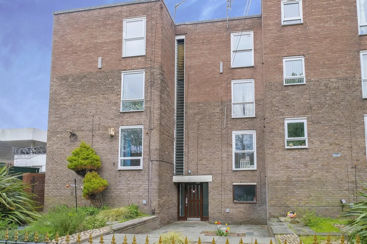 1 bed flat for sale — Grassendale Court, Liverpool