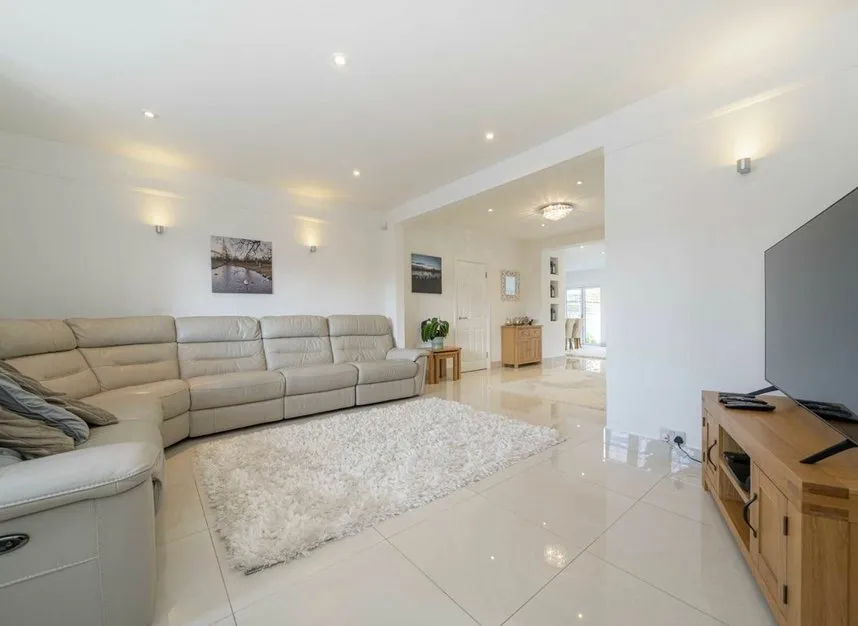 The Avenue, Sunbury-on-thames, TW16, photo 3