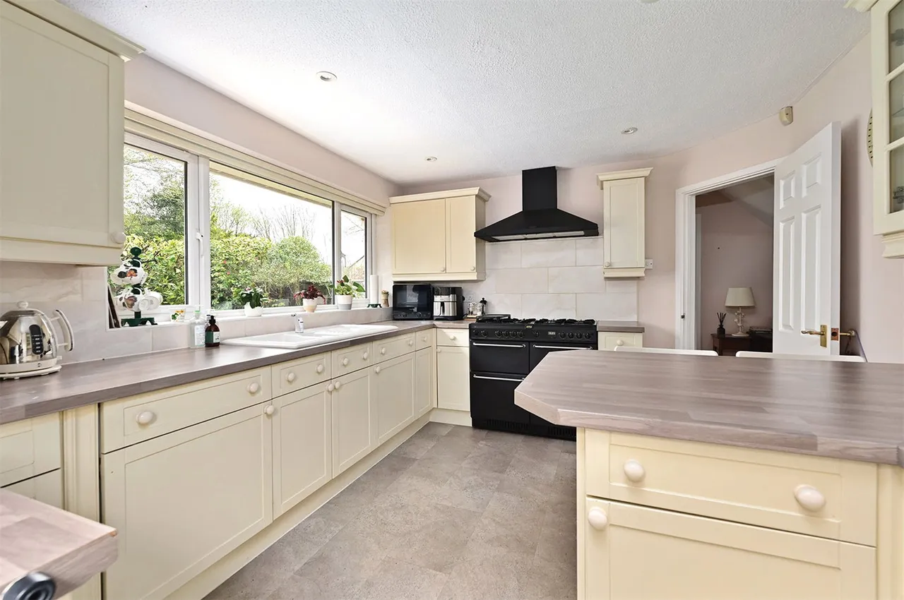 Nightingale Road, Ash, Guildford, Surrey, GU12 6DD, photo 5