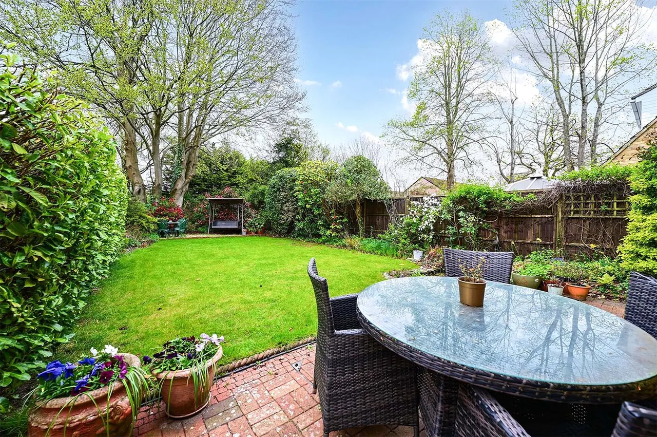 Nightingale Road, Ash, Guildford, Surrey, GU12 6DD, photo 2