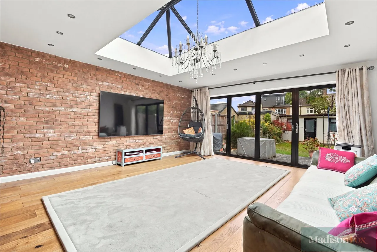 Eccleston Crescent, Chadwell Heath, RM6, photo 3
