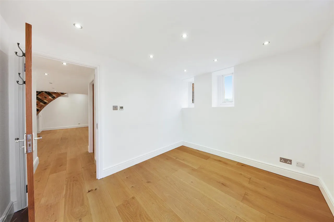 St. Leonards Road, Langdon Park, E14, photo 4