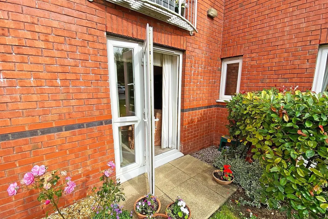 Bedford Drive, Timperley, Cheshire WA15 7UU, photo 11