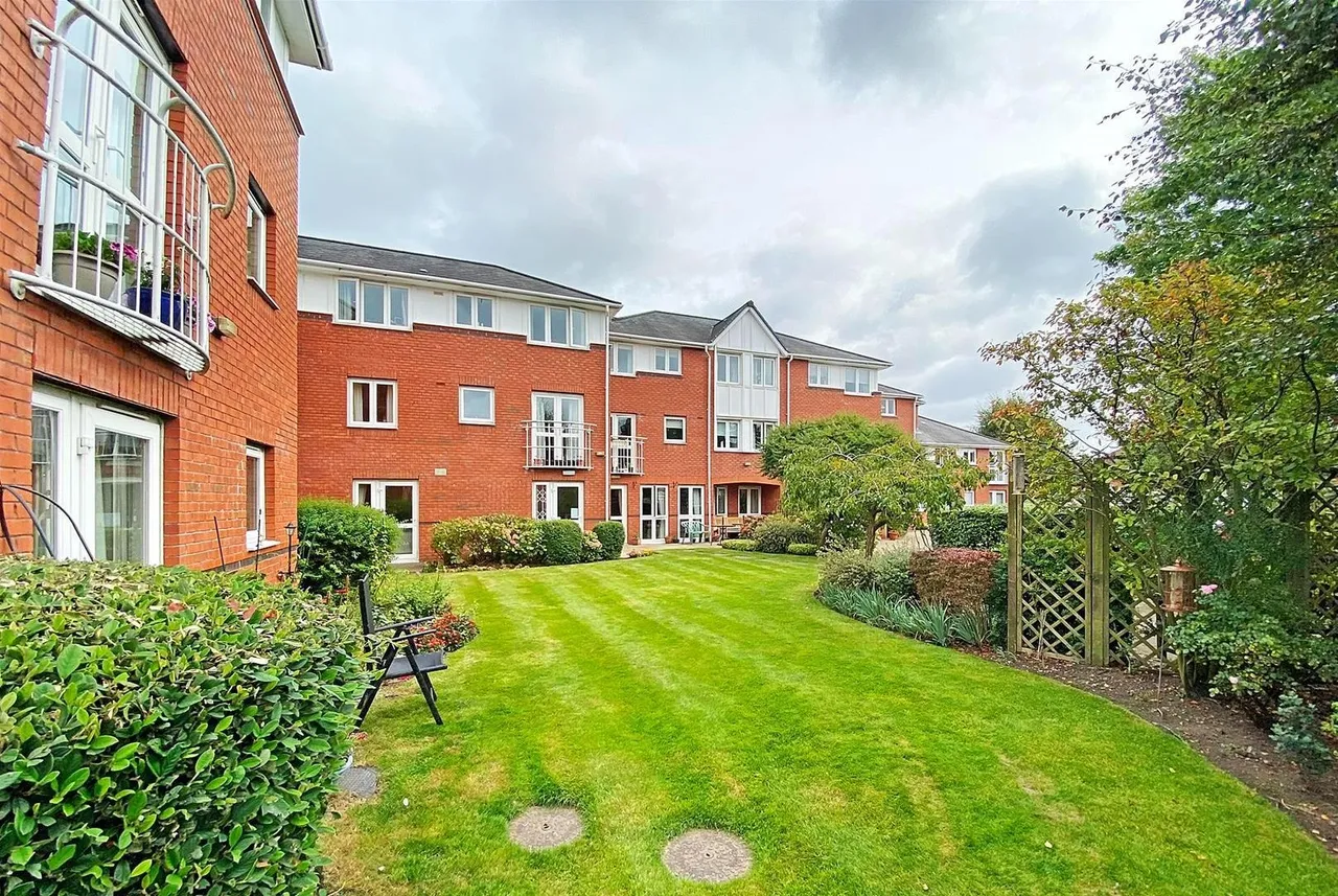 Bedford Drive, Timperley, Cheshire WA15 7UU, photo 16