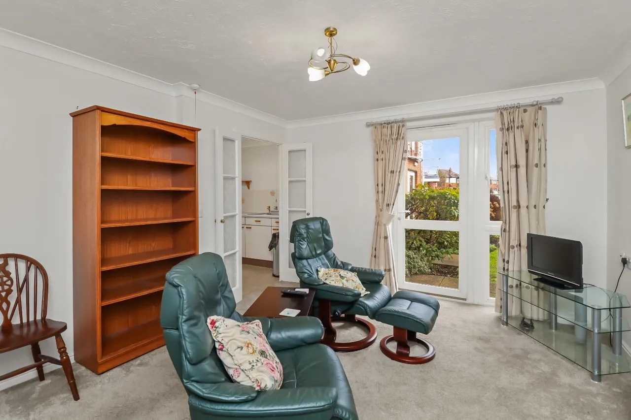 Bedford Drive, Timperley, Cheshire WA15 7UU, photo 2