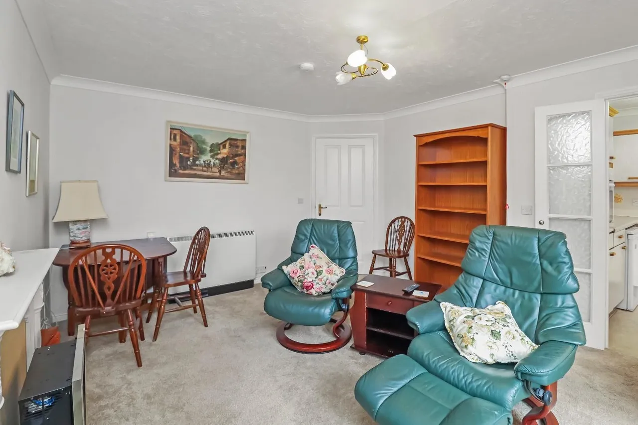 Bedford Drive, Timperley, Cheshire WA15 7UU, photo 4
