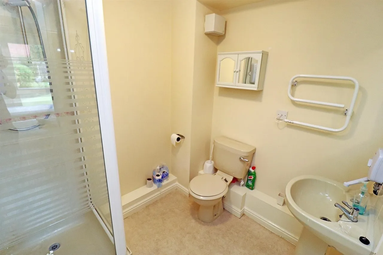 Bedford Drive, Timperley, Cheshire WA15 7UU, photo 22