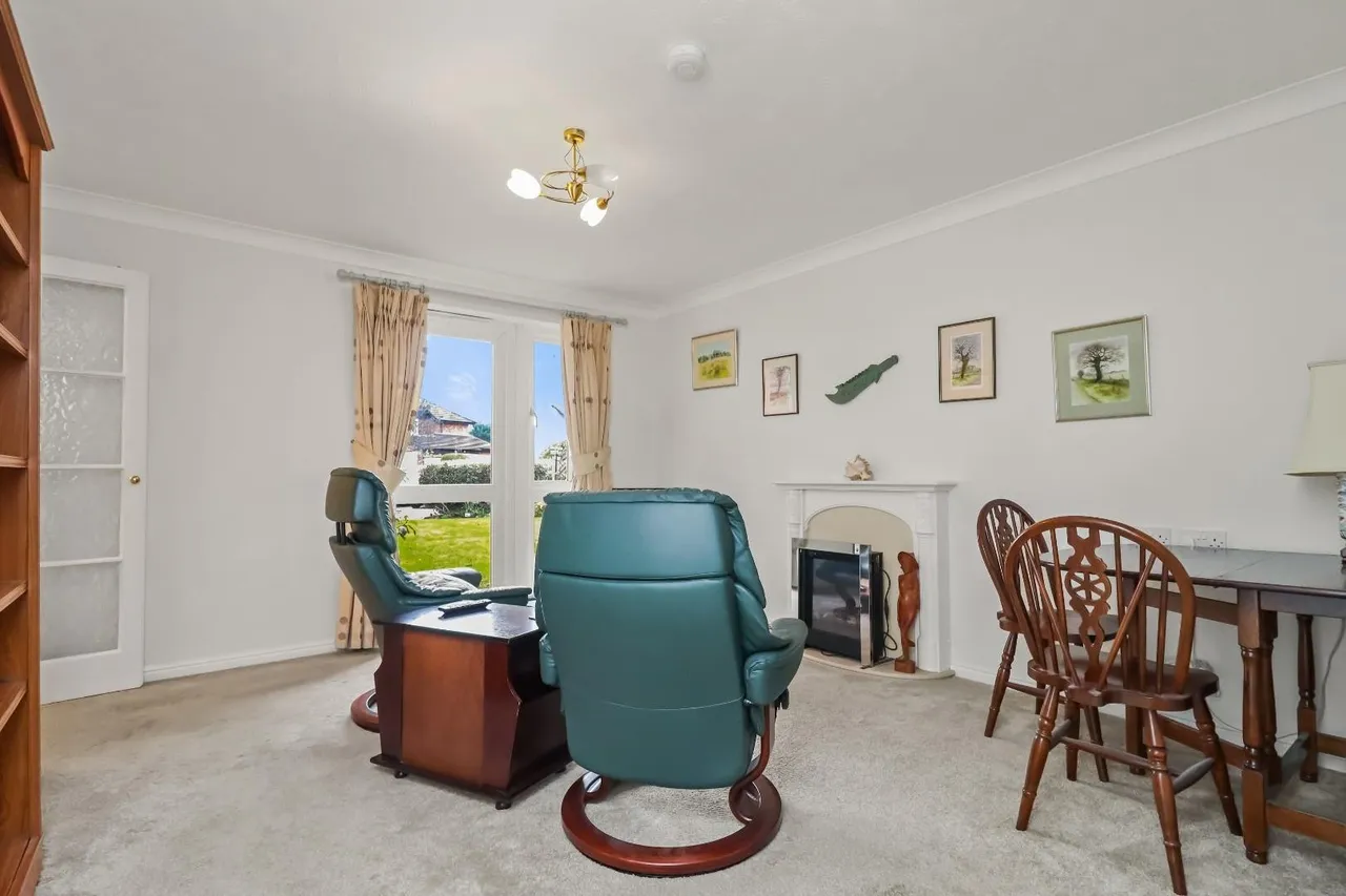 Bedford Drive, Timperley, Cheshire WA15 7UU, photo 3